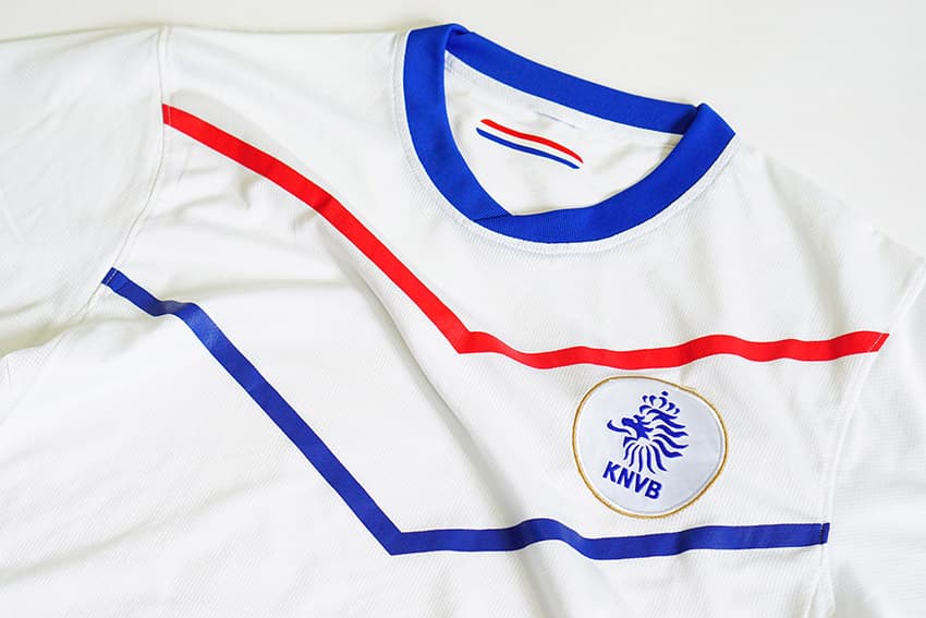 Giveaways that this dutch jersey is fake